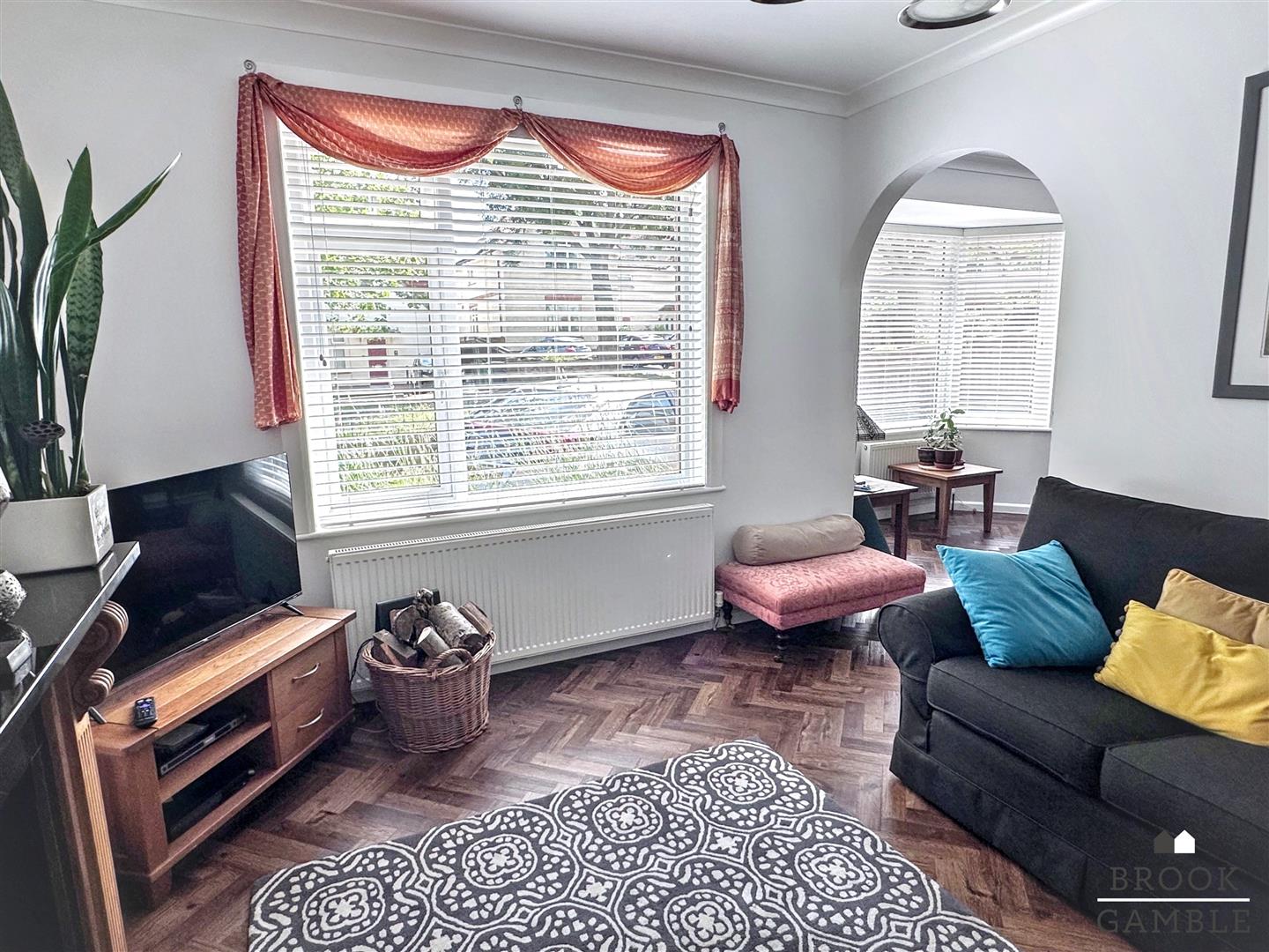 4 Bedroom House - Semi-Detached. Central Avenue in Eastbourne, East Sussex 6